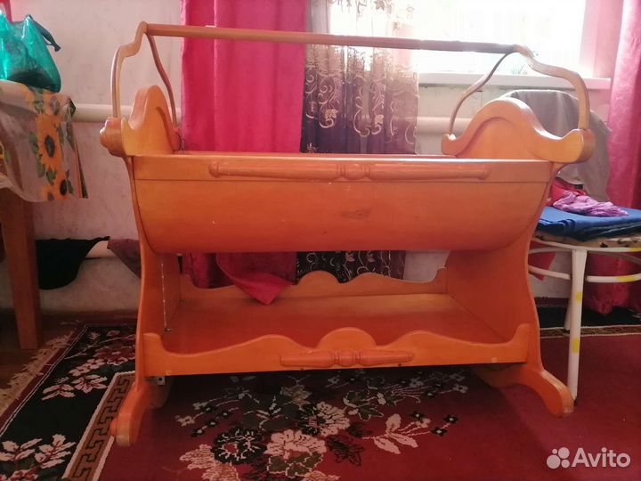 Детская кроватка с маятником и ящиком торг уместен
