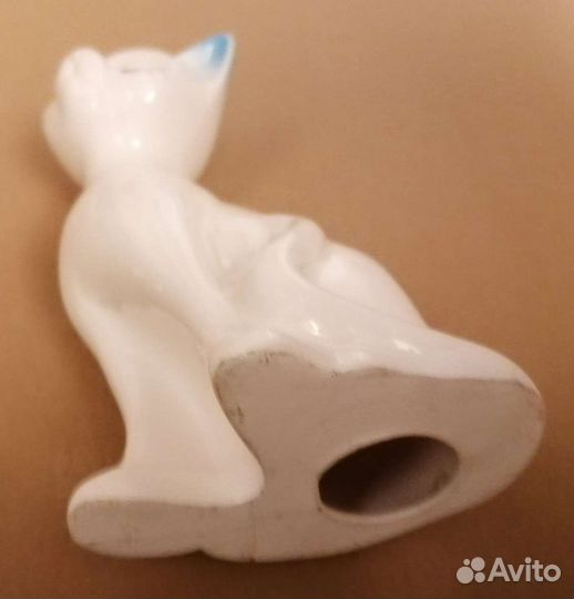 Фарфоровая статуэтка Мечтающая кошка