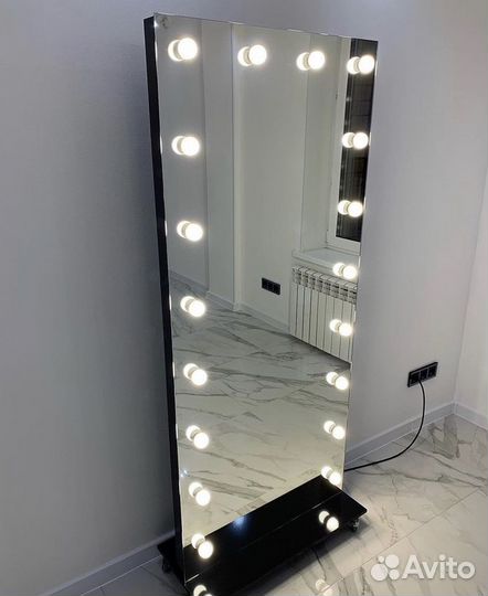 Гримерное зеркало с лампочками
