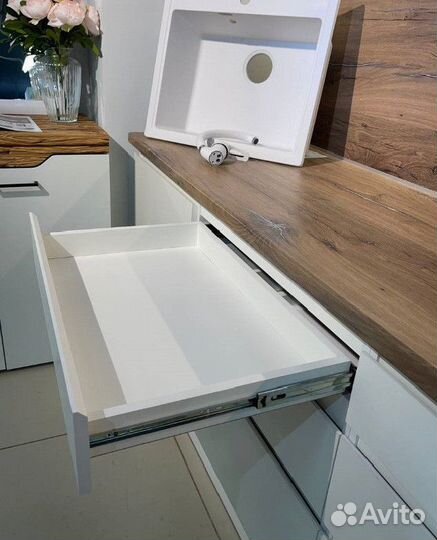 Кухня угловая в наличии. Цена со столешницей