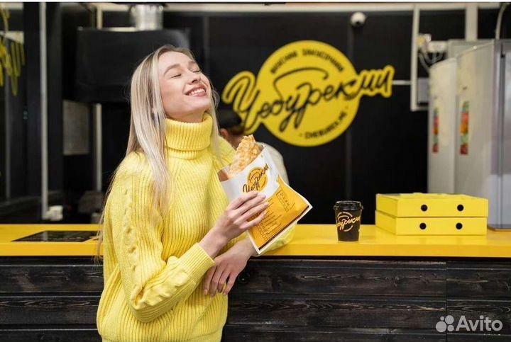 Сотрудник в Стрит-Фуд кафе 