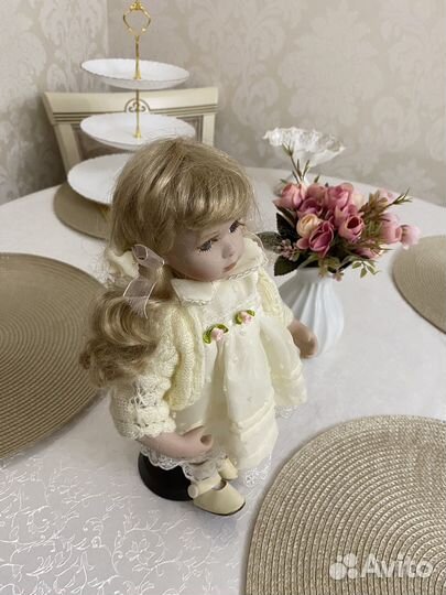 Кукла фарфоровая