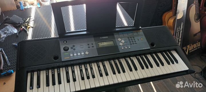 Yamaha PSR-E233 синтезатор (61 клавиша)