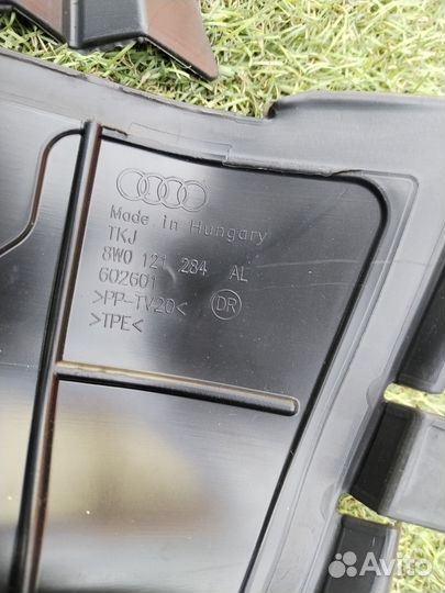 Дефлектор радиатора правый Audi A4 B9 2018