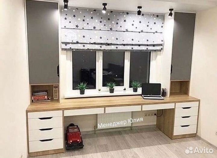 Стол вдоль окна