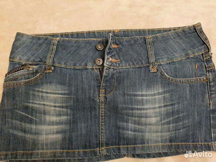 Много женских юбок