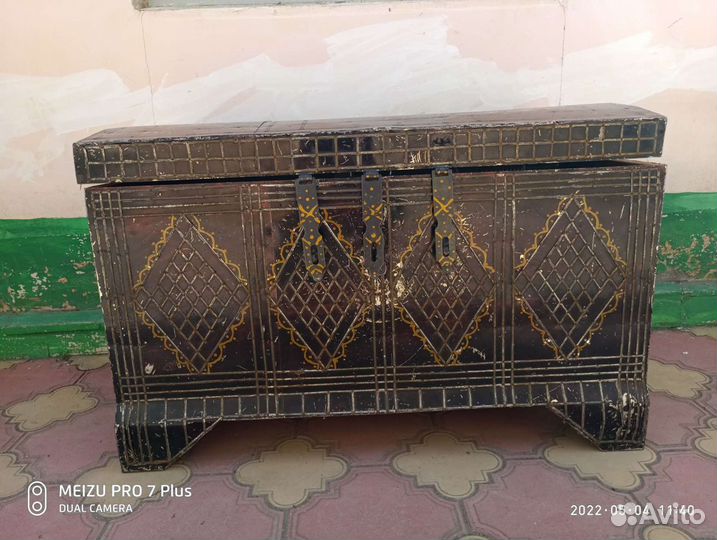 Сундук старинный