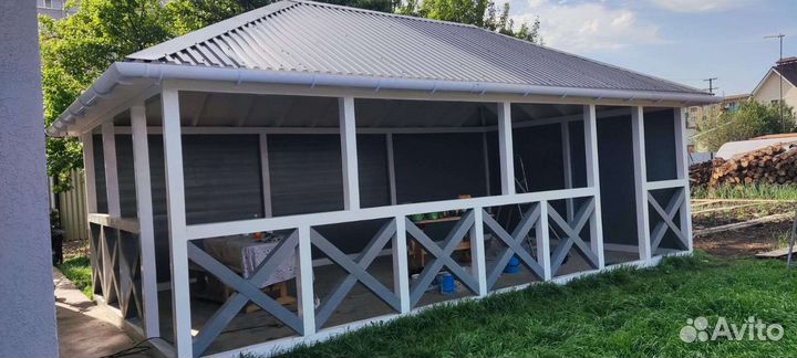 Уютная беседка из дерева для дружной семьи)