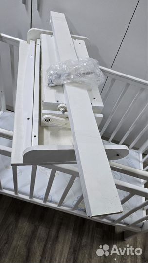 Детская кроватка с маятником и матрасом