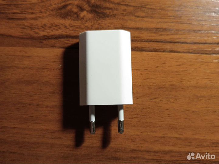 Зарядное устройство на iPhone (адаптер)