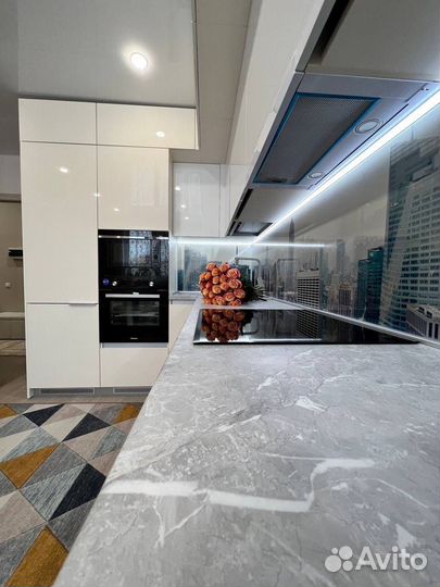 Кухня на заказ под потолок в Омске