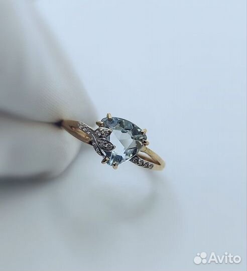 Кольцо с синтетическим камнем Золото