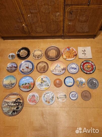 Сувенирные тарелки разных стран и городов