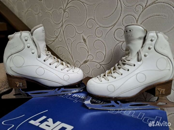 Коньки фигурные Ro