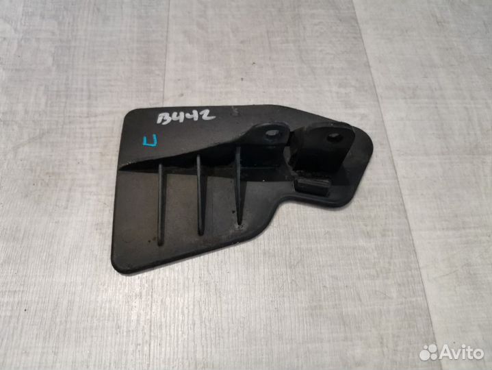 Брызговик задний правый Toyota Avensis T250 1.8