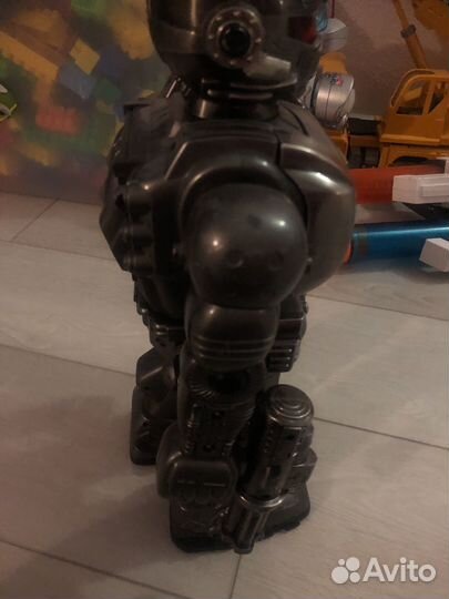 Робот с пистолетом электрический