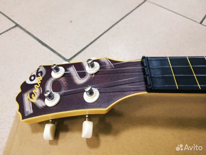 Укулеле с красивым принтом новое + самоучитель