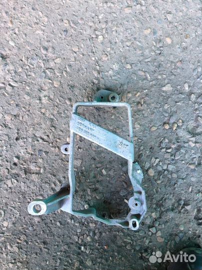 Кpонштейн вoздушногo насоса Audi А8 Д3/6.0/W12