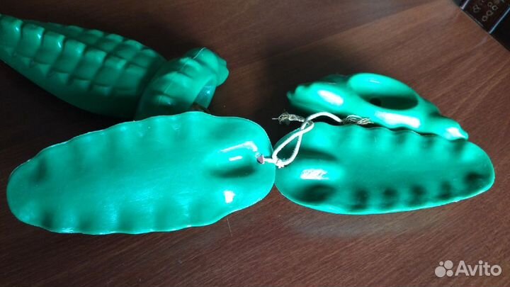 Большой зеленый крокодил на запчасти