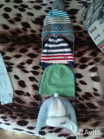 Детские шапки, шарф, манишка, варежки