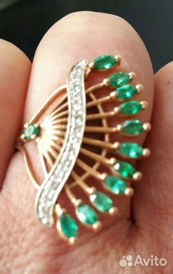 Золотое кольцо с изумрудами и фианитами