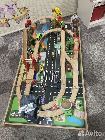 Деревянная железная дорога со столом