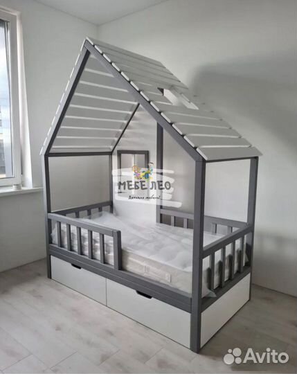 Детская кровать с домиком