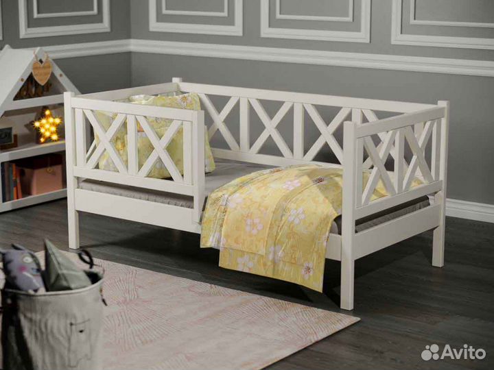 Кроватка из натурального дерева софа с бортиком дл