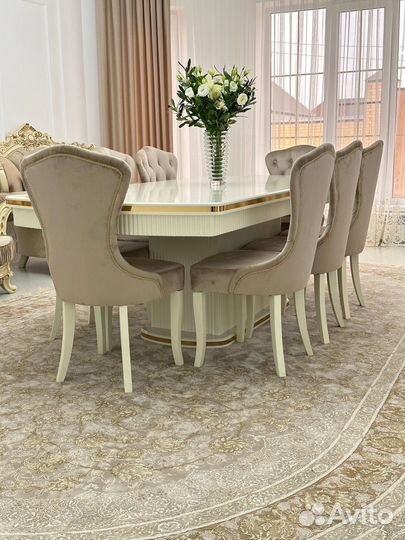 Стол со стульями