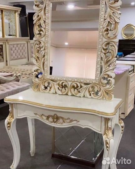 Туалетный столик с зеркалом