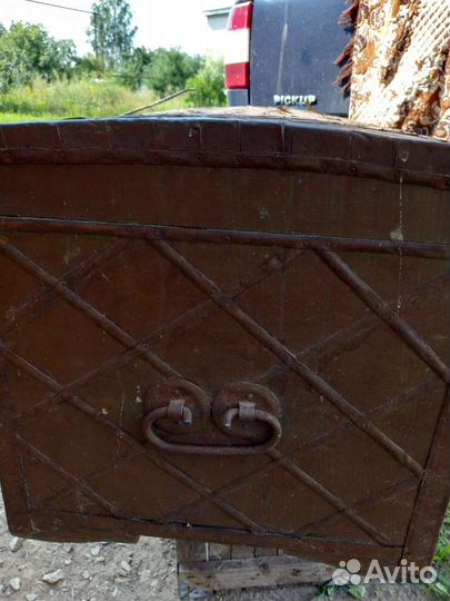 Сундук старинный