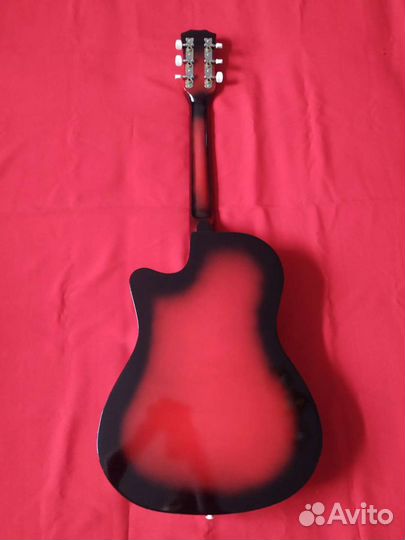 Красная аккустическая гитара