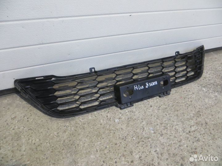 Toyota Hilux с 2018) Решетка в бампер центральная