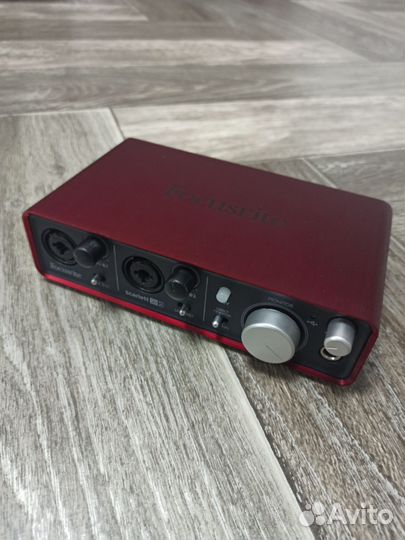 Звуковая карта Focusrite scarlett 2i2