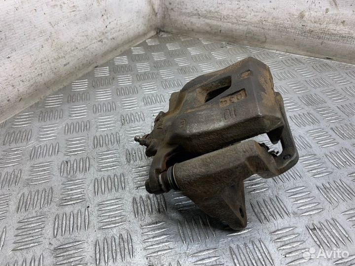 Суппорт тормозной передний левый Lexus Rx300 MCU15