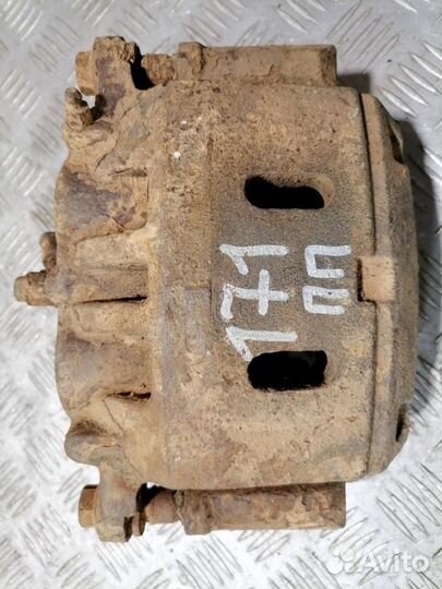 Суппорт передний правый Infiniti Qx 2004-2009