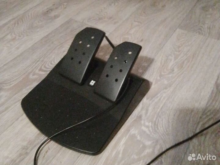 Игровой руль с педалями