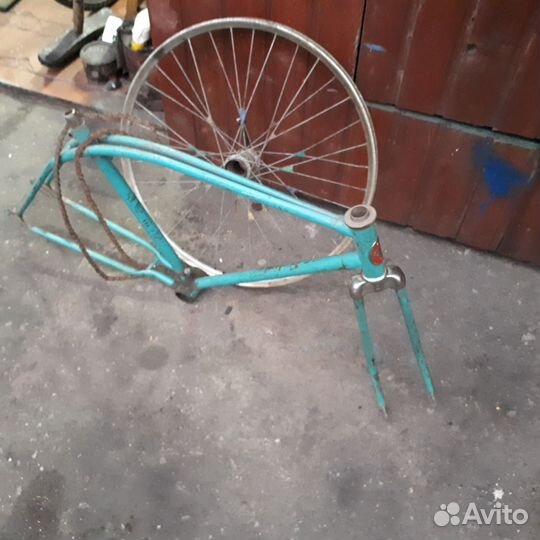 Руль, цепи на велосипед, рамы