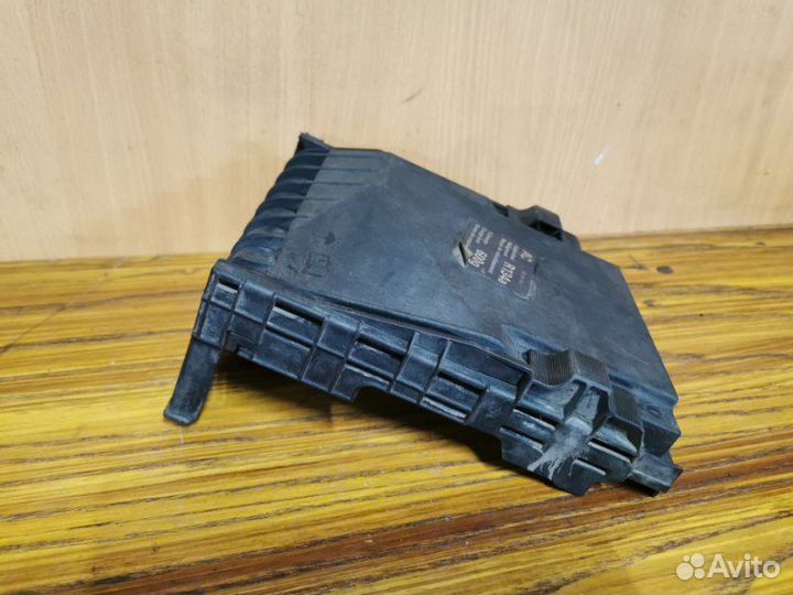 Крышка блока предохранителей передняя Volkswagen