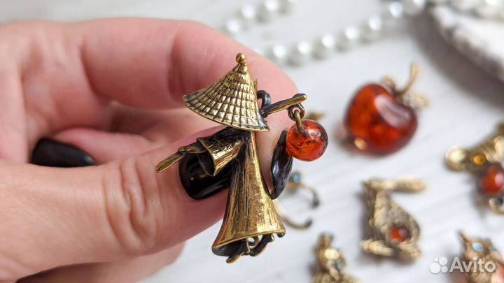 Брошки в ассортименте