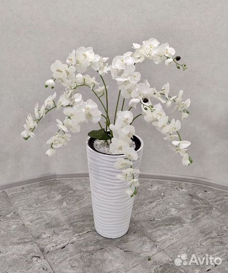 Композиция из искусственных цветов