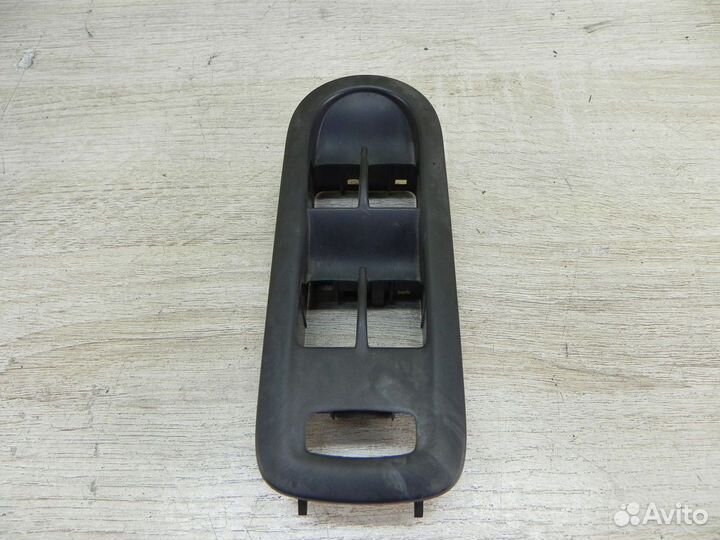 Накладка блока стеклоподъемников Renault Duster