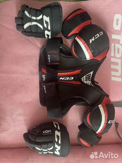 Шлем хоккейный, коньки, защита