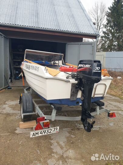 Лодка с мотором и прицепом