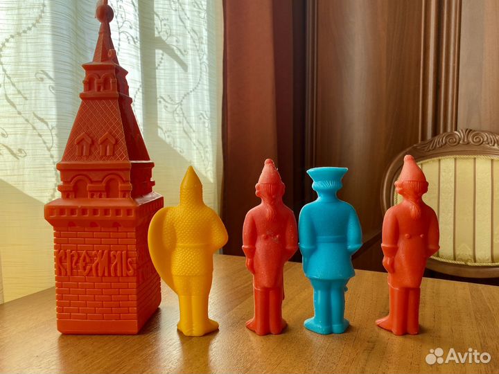 Спасская башня, танк, солдаты-дутыши СССР