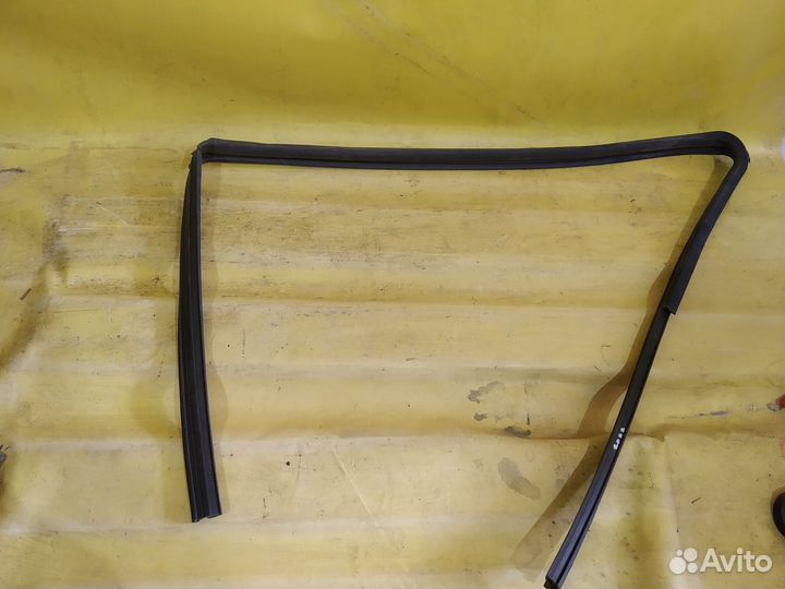 Уплотнитель стекла двери Mitsubishi lancer X