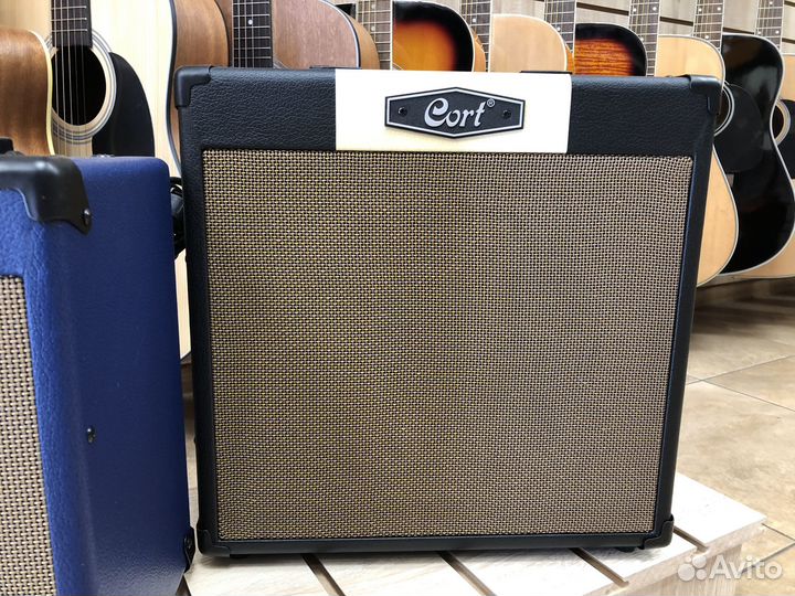 Комбоусилитель гитарный Cort CM15R 15Вт