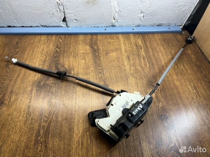 Замок боковой двери передний правый Skoda Rapid