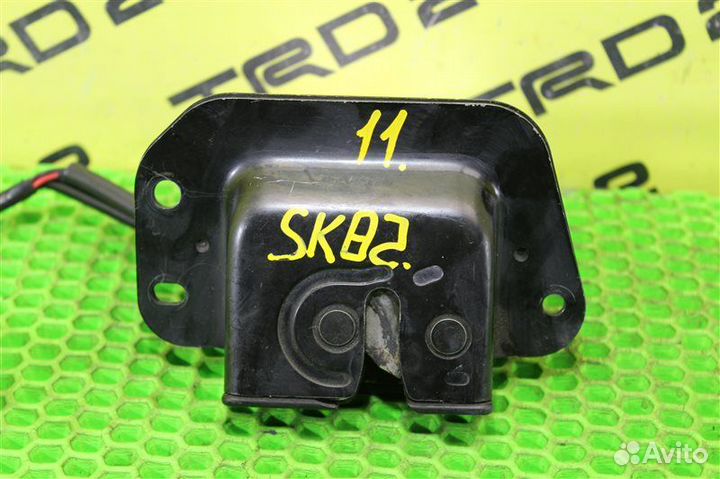 Замок багажника задний Mazda Bongo SK82MN F8