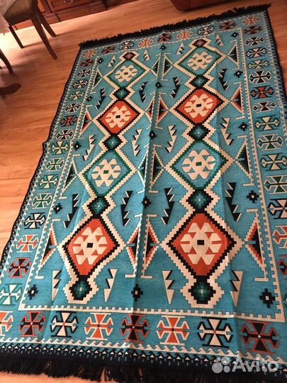 Ковер и коврики с орнаментом